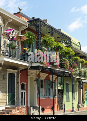 USA, New Orleans Louisiana, bunte French Quarter Wohnstraße mit schmiedeeisernen Balkonen und hängende Blumenkörbe Stockfoto