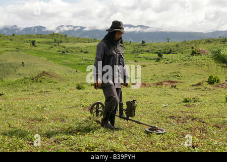 UXO Abstand verwenden Xieng Khouang province,Laos.MAG Personal neuen CEIA Detektor suchen und markieren Sie verdächtige metallische Gegenstände. Stockfoto