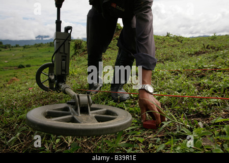 UXO-Clearance, Houay Dok Kham Dorf, MAG Mitarbeiter verwenden neue CEIA-Detektor, schneller zu bedienen als herkömmliche Methoden Stockfoto