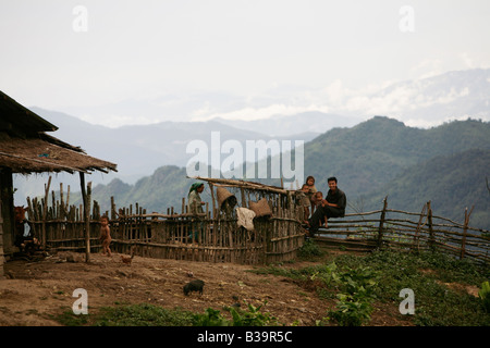 Nong Het Bezirk, Xieng Khouang province,Laos.A junge Familie mit der Highland Landschaft im Hintergrund. Stockfoto