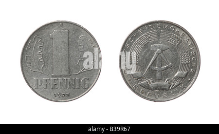 Eine DDR-Pfennig-Münze aus dem Jahr 1975. Vorder- und Rückseite isoliert auf weiss Stockfoto