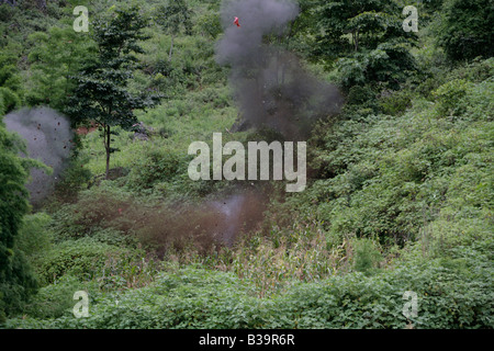 UXO-Clearance, Nong Het District, Xieng Khouang province,Laos.MAG Clearance Team detoniert Gebühren von TNT Stockfoto