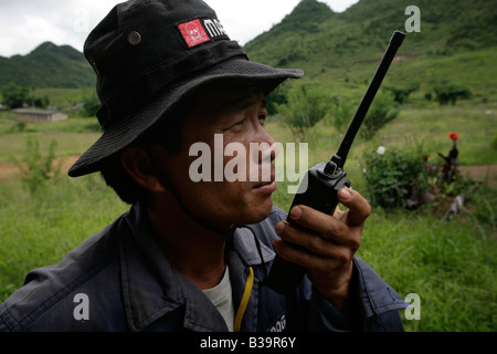 UXO-Clearance, Nong Het District, Provinz Xieng Khouang, Laos. Mitglied des MAG Clearance Teamgespräche im radio Stockfoto