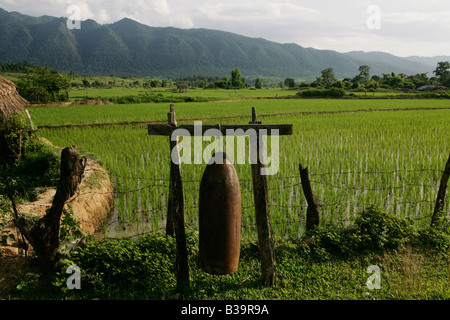 Nong Het District, Provinz Xieng Khouang, Laos. Das 2000 lb Bombe Gehäuse verwendet wie eine Glocke Dorf ist zwischen Holzpfosten aufgereiht. Stockfoto