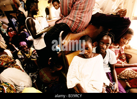 TOUBA, AFRIKAS WENIG MEKKA ", INSASSEN DIE KUTSCHEN, 1996 Stockfoto