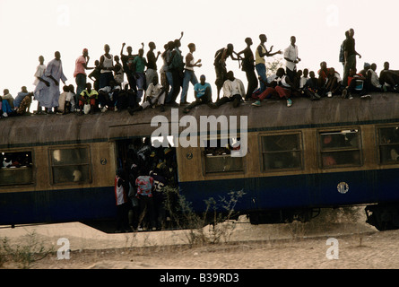 "TOUBA, AFRIKAS WENIG MEKKA" ZUG AUF DEM WEG VON DIORBEL NACH TOUBA, 1996 Stockfoto