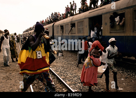 TOUBA, AFRIKAS WENIG MEKKA ", ZUGPASSAGIERE, 1996 Stockfoto