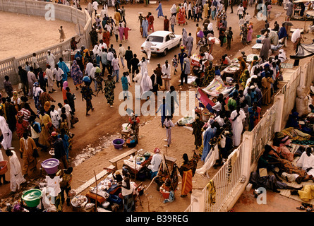 "TOUBA, AFRIKAS WENIG MEKKA" STRAßE NEBEN DER HAUPT-MOSCHEE IST VOLL AM VORABEND DES GRAND MAGÁL, 1996 Stockfoto