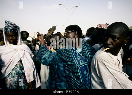 TOUBA, AFRIKAS WENIG MEKKA ", PFLÜGEN, SAU ERDNÜSSE AUF MARABOUT FARM. KEINER VON DEN EIFRIGEN ANHÄNGERN SIND FÜR IHRE ARBEIT BEZAHLT, 1996 Stockfoto