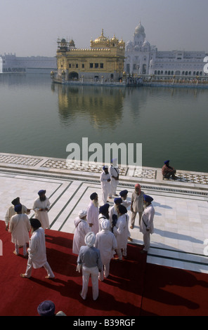Sikh ältesten bereiten einen Weg für eine ausländische Würdenträger auf den goldenen Tempel in Armritsar, Indien Stockfoto