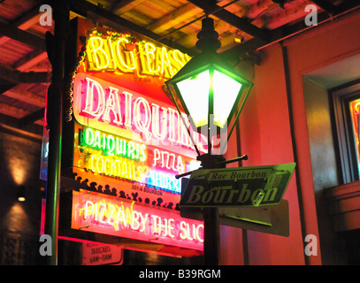 USA, Louisiana, New Orleans, French Quarter, French Quarter Straßenschild und Lampe post für Bourbon Street mit Leuchtreklame Stockfoto