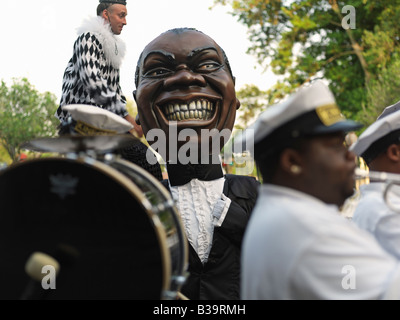 USA, Louisiana, New Orleans, French Quarter, French Quarter zweite Linie Parade mit Person im Louis Armstrong Kostüm Stockfoto