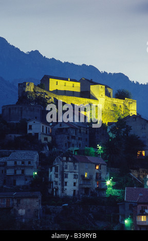 Burg und Stadt Blick bei Nacht, Corte, Haute Corse, Korsika, Frankreich. Stockfoto