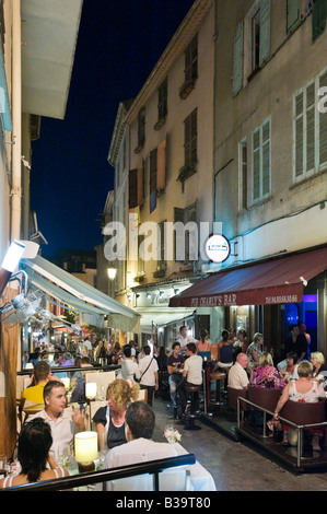 Resaurant auf der Rue du Suquet in der Altstadt (Le Suquet) bei Nacht, Cannes, Cote d Azur, Provence Frankreich Stockfoto