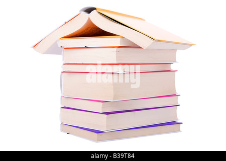 Haus mit Bücher gestapelt auf weißem Hintergrund/Buch Dach Dach Gebäude isoliert Ausschnitt ausschnitt Immobilien Stockfoto