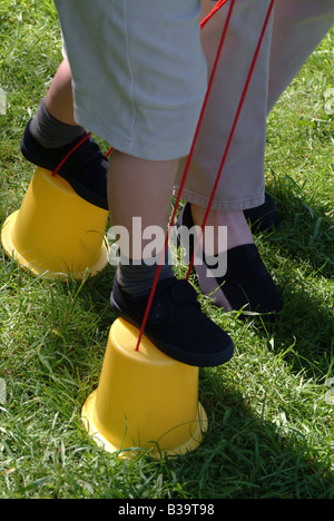 In der Nähe der Füße des Kindes auf Stelzen Stockfoto