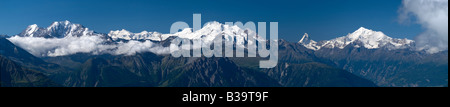 Panoramablick über einige der höchsten Berge in den Alpen: Weissmies, Fletschhorn, Dom, Matterhorn, Weisshorn. Stockfoto