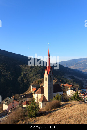 Dorfkirche von Teis Val di Funes, Dolomiten, Italien Stockfoto