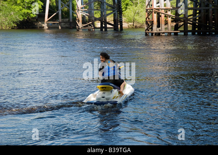 Jet Ski entlang dem Suwannee River Rock Bluff Florida Stockfoto