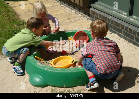 kleine Kinder spielen im Sandkasten Stockfoto