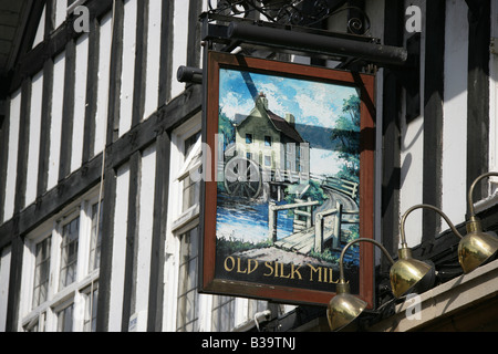 Stadt von Derby, England. Pub Schild über dem Haupteingang der Old Silk Mill Inn befindet sich in vollem Umfang Straße. Stockfoto