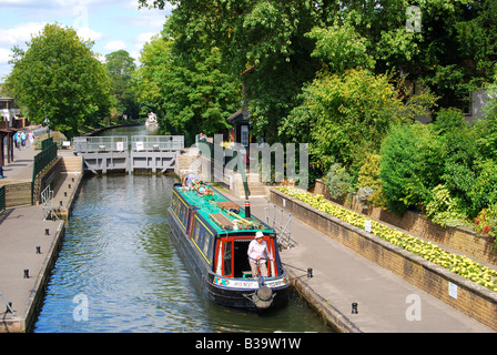 Kanalboot in Schleuse, Boulters Lock, Maidenhead, Berkshire, England, Vereinigtes Königreich Stockfoto