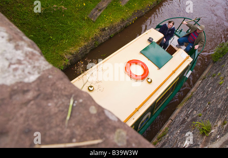 Canalboat Eingabe der Ashford-Tunnel auf der Monmouthshire und Brecon Canal in der Nähe von Crickhowell Powys Wales UK Stockfoto