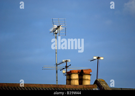 gesehen vor einem blauen Himmel, Fernsehantennen und viktorianischen Schornstein auf einem Wohn Dach in Twickenham, Middlesex, england Stockfoto