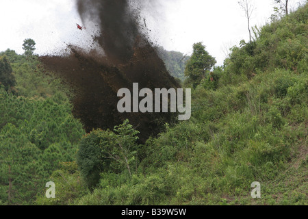 UXO-Clearance, Nong Het District, Provinz Xieng Khouang. MAG die Clearance Team detonieren Gebühren von TNT, 23 M82 directly zu zerstören Stockfoto