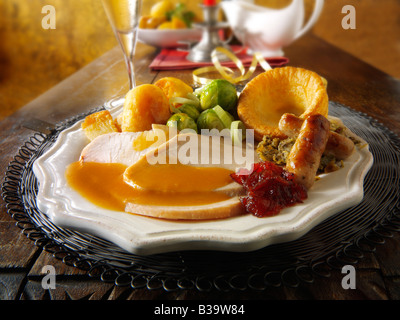 Traditionelles Truthahn-Weihnachtsessen mit allen Zutaten und Bratkartoffeln, überzogen und serviert in festlicher Tischstimmung Stockfoto