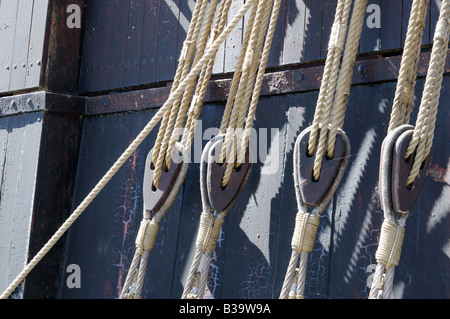 Seile Und Taljen Auf Einem Schiff Seile und Rollen auf einem Schiff Stockfoto