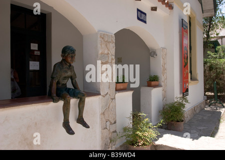 Eine Statue von Ernesto Che Guevara als junge an der Vorderseite des Museums in Alta Gracia Cordoba Argentinien Stockfoto