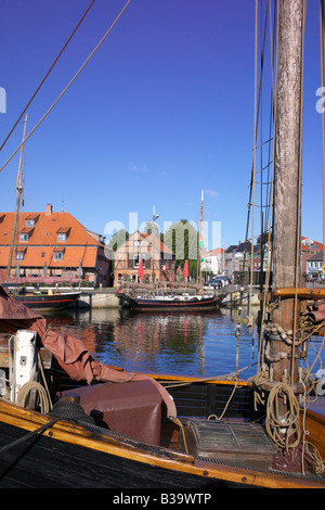 Neustadt Schleswig-Holstein Hafen mit traditionellen Gebäuden und Segelschiffe Stockfoto