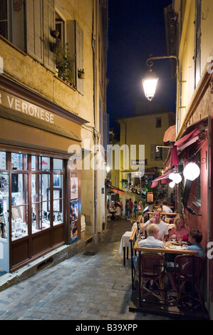 Resaurant auf der Rue du Suquet in der Altstadt (Le Suquet) bei Nacht, Cannes, Côte d ' Azur, Provence, Frankreich Stockfoto