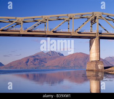 Die Ballachulish Brücke über Loch Leven, Lochaber, Highland, Schottland, Vereinigtes Königreich.  Blick auf die Berge Ardgour. Stockfoto