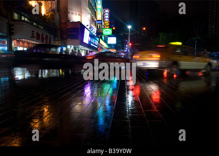 Autos über Nanjing Straße shopping-district bei Nacht Shanghai China Stockfoto