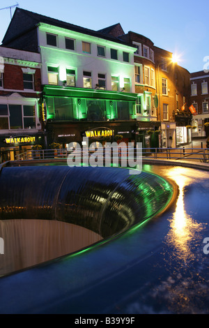 Stadt von Derby, England. Abends Blick auf das Walkabout Public House mit dem Wasserbrunnen im Vordergrund. Stockfoto