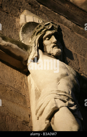 Stadt von Derby, England. Die religiöse Architektur Statue von Christus am Kreuz an der ehemaligen St. Michaels Church. Stockfoto