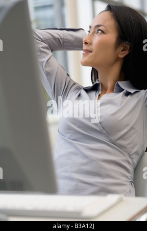 Asiatische Geschäftsfrau auf der Suche auf der Seite Stockfoto