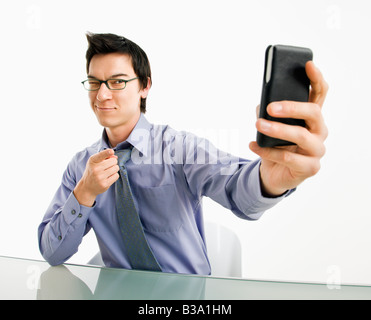 Geschäftsmann nehmen Foto von sich selbst mit Pda oder Handy deivice Stockfoto