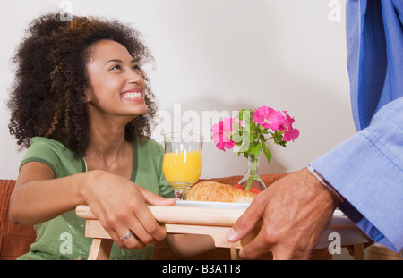 Afrikanischer Mann Frau Frühstück im Bett bringen Stockfoto