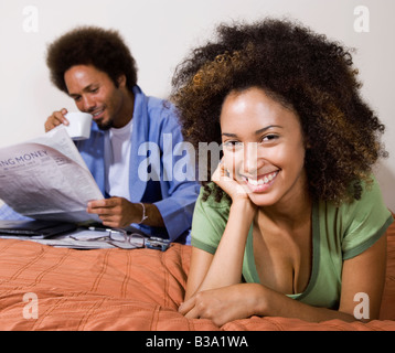 African paar entspannende im Bett Stockfoto