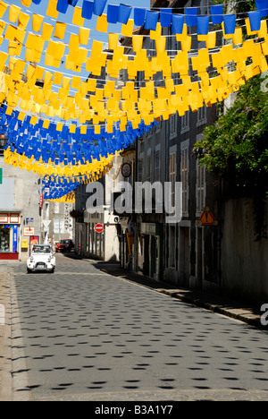 Stock Foto von gelben und blauen Bunting hängen auf der anderen Straßenseite in Confolens Stockfoto