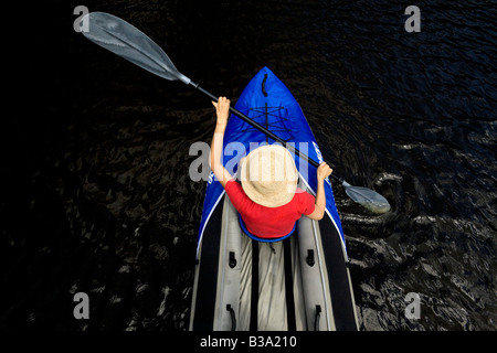 Eine junge Frau, Paddeln am Fluss Sioule (Puy-de-Dôme - Frankreich). Jeune Femme Pagayant Sur la Sioule (Puy-de-Dôme - Frankreich). Stockfoto