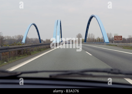 Straßenbrücke auf der A1 über die Dortmund-Ulmen-Kanal, Nordrhein-Westfalen, Deutschland. Stockfoto
