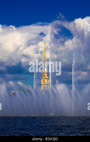 Vertikal von der Newa Fluss von St. Peter und Paul Kathedrale an der Peter und Paul Fortress auf Zayachy Insel erschossen Stockfoto