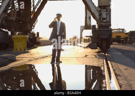 Afrikanische amerikanische Geschäftsmann tragen Helm Stockfoto