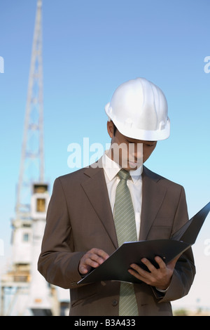 Asiatische Geschäftsmann tragen Helm Stockfoto