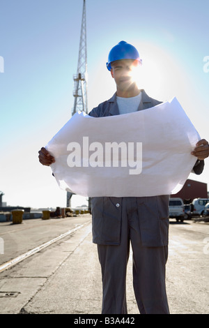 African American Bauarbeiter halten Blaupausen Stockfoto