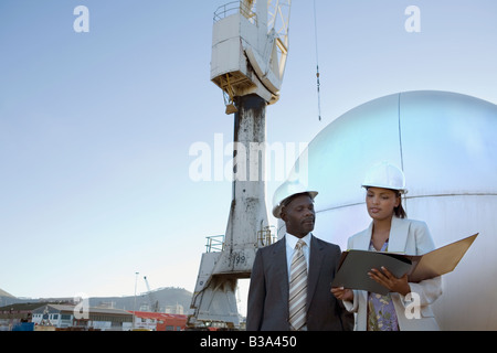 Afroamerikanische Geschäftsleute tragen Schutzhelme Stockfoto